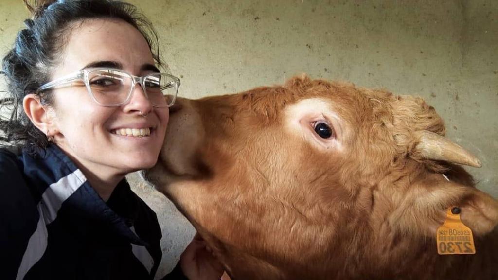 Sandra Arozamena Osorio y una vaca.