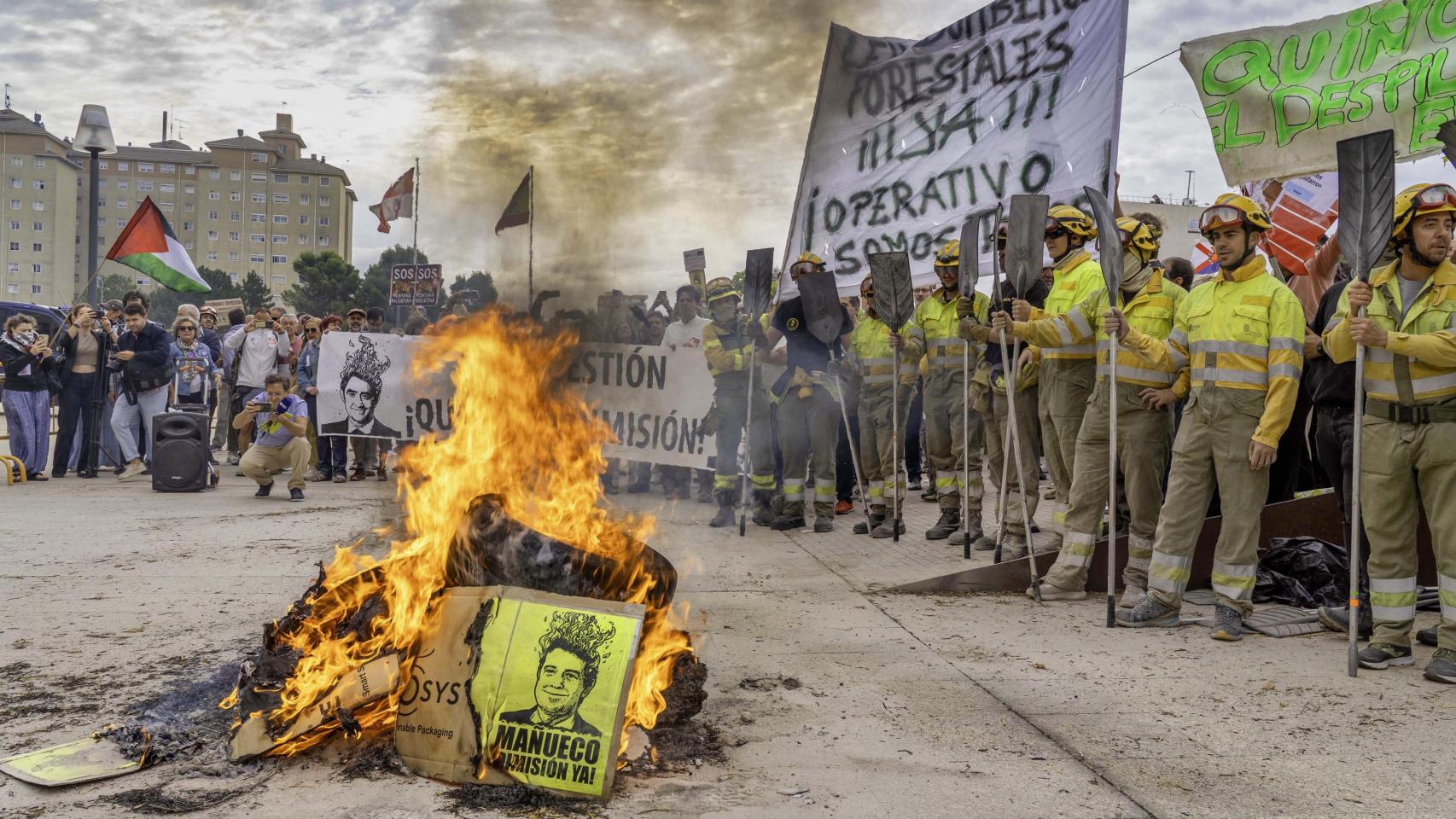Manifestación de los bomberos forestales frente a las Cortes de Castilla y León, este viernes