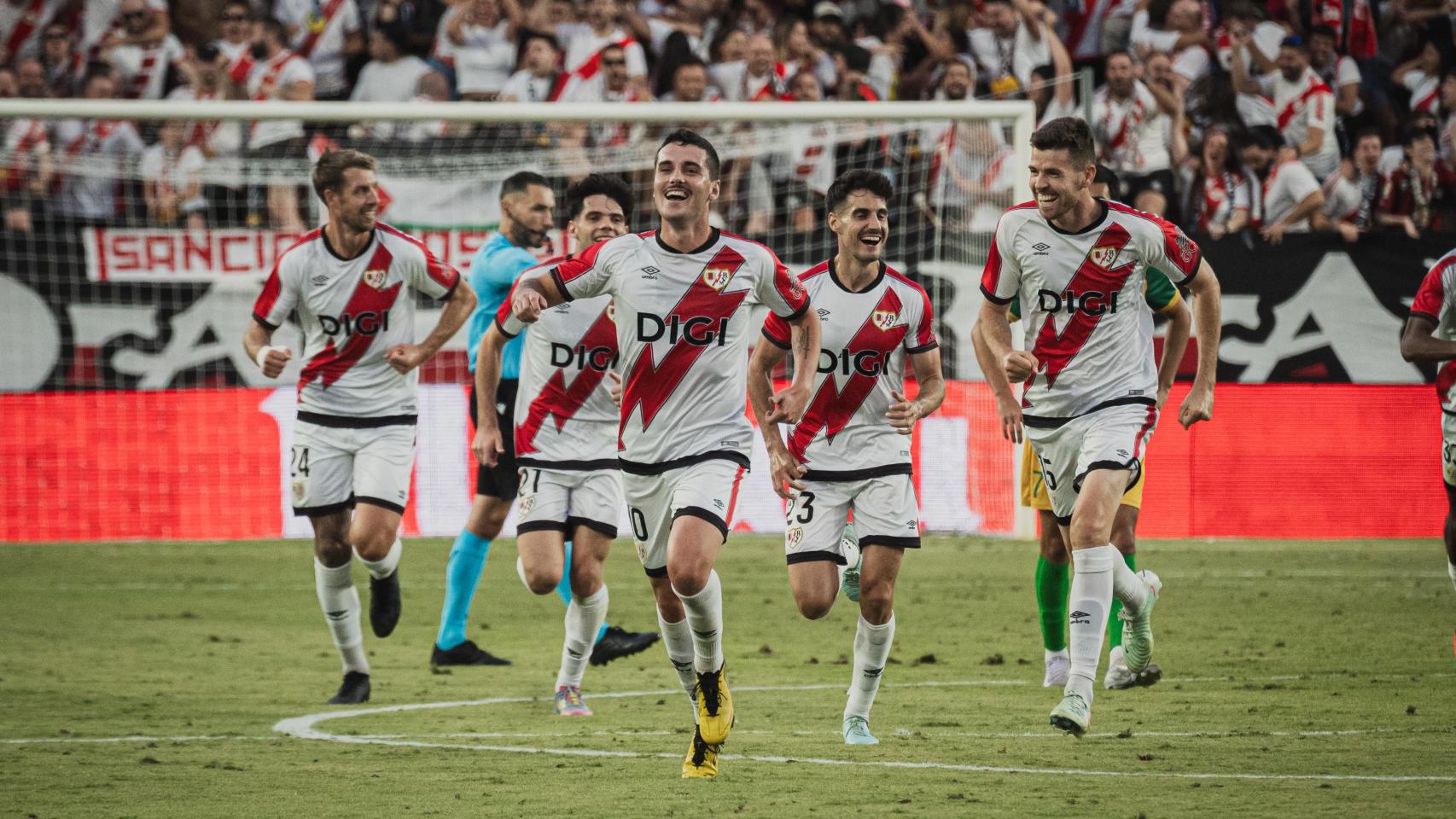 Sergio Camello celebra el segundo gol del Rayo en el partido ante el Neman Grodno.