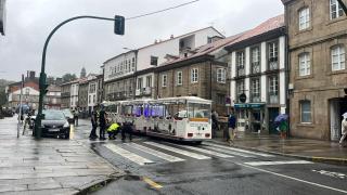 Tragedia en Santiago: muere una mujer arrollada por el tren turístico en pleno centro de la ciudad