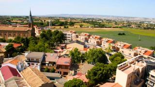 La mansión más barata de Zaragoza tiene más de 300 m², 3 baños, bodega y jardín: "Le falta lo más importante"