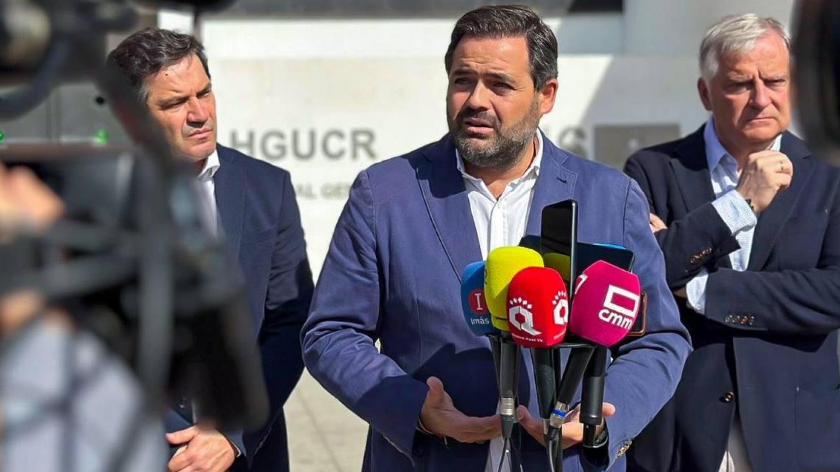 Paco Núnez atiende a los medios en la fachada del Hospital de Ciudad Real