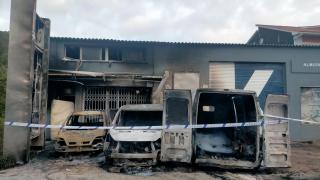 Tres vehículos calcinados en Marín (Pontevedra) tras un incendio que obliga a desalojar una vivienda