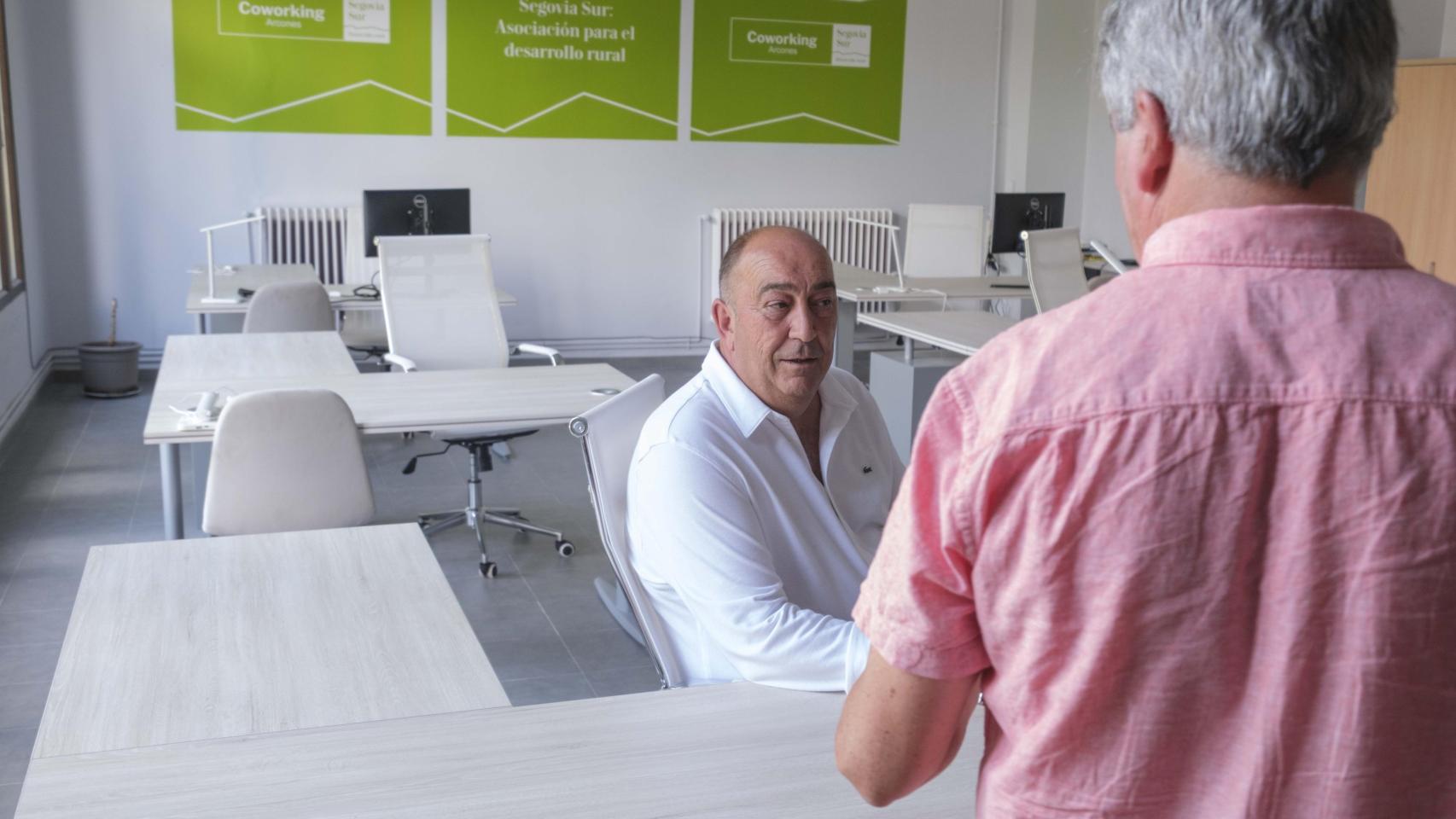 El presidente de la Diputación de Segovia, Miguel Ángel de Vicente, en un coworking de Arcones