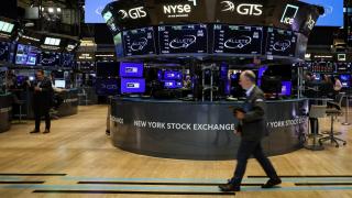 Wall Street cae pese a que el índice favorito de la Fed para medir la inflación cumple con las previsiones
