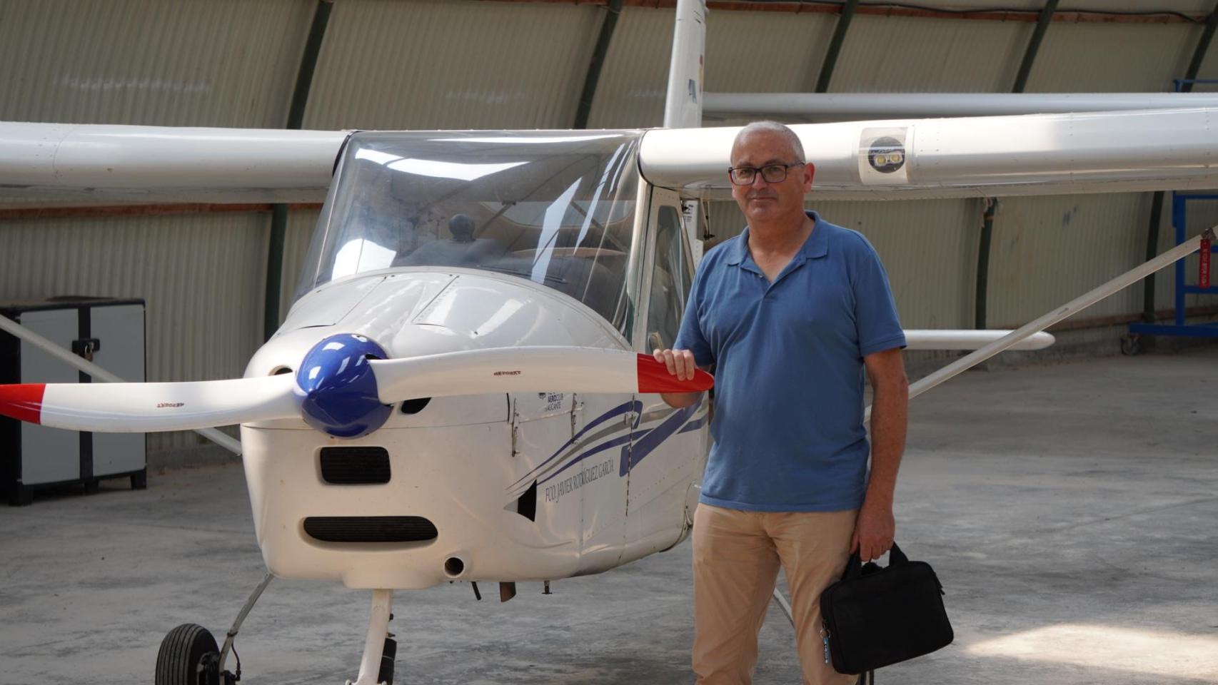 Jesús con el avión ultraligero que pilota.