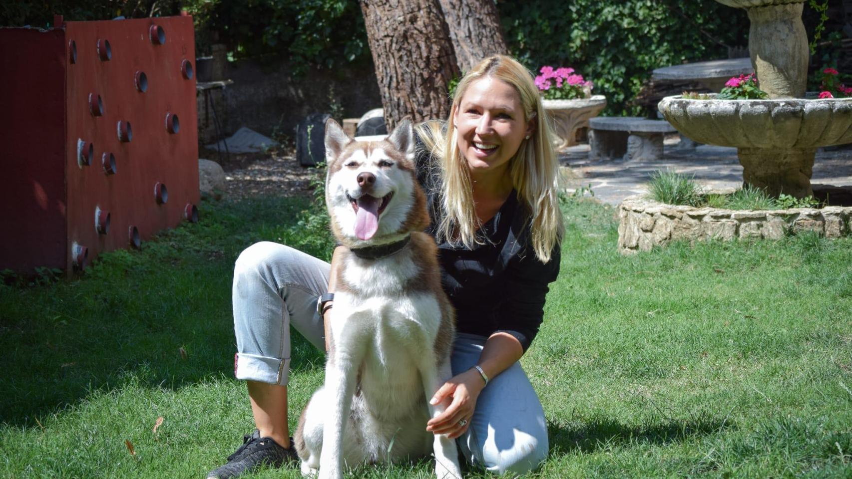 Anika Rytel, educadora canina en Perros&Puntos, con un perro.