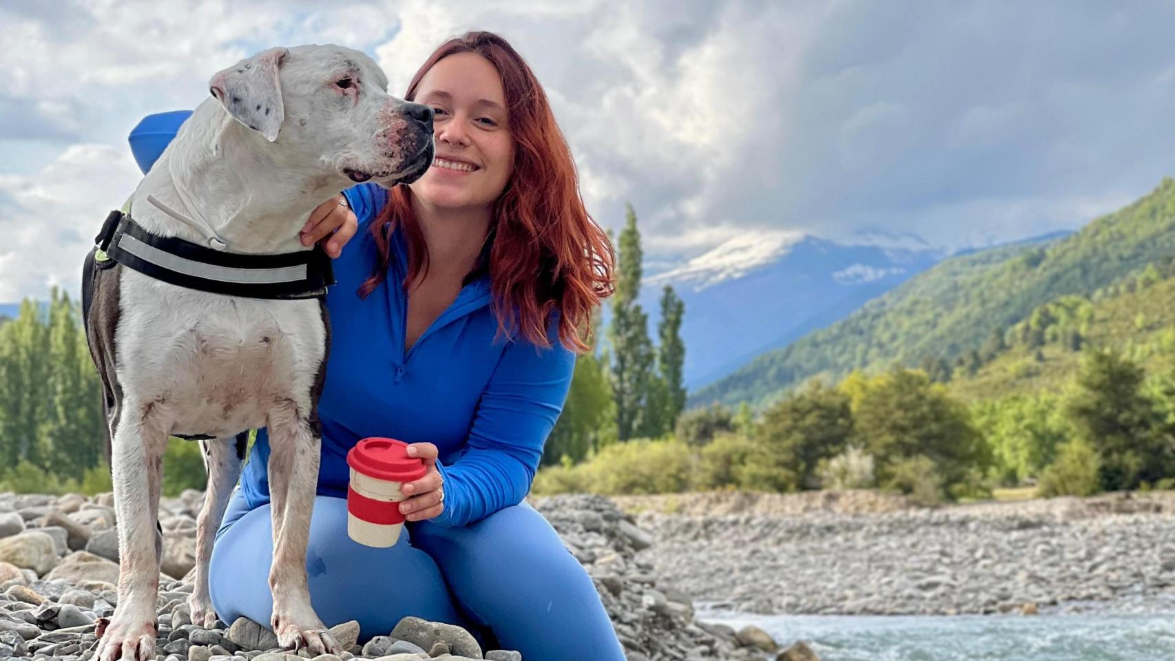 Sandra junto a su perro.