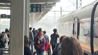 El humo de un motor de un tren A Coruña - Vigo obliga a desalojarlo a su paso por Santiago