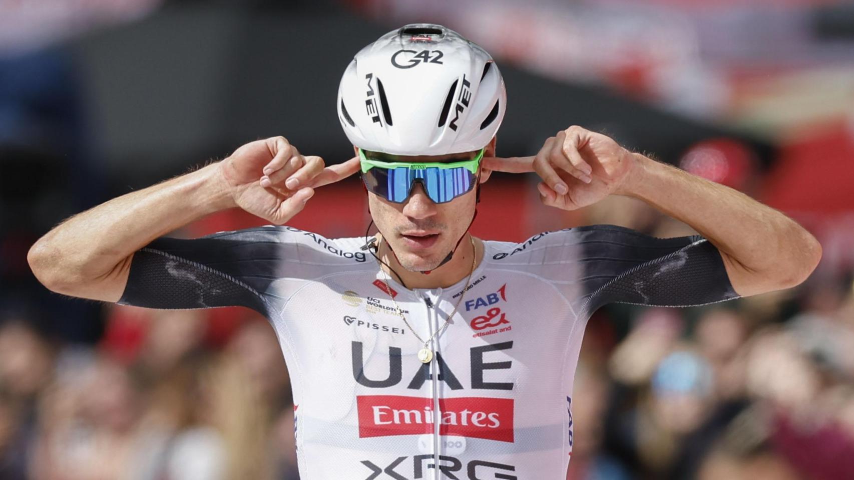 Juan Ayuso celebra su victoria de etapa en Cerler (Huesca).