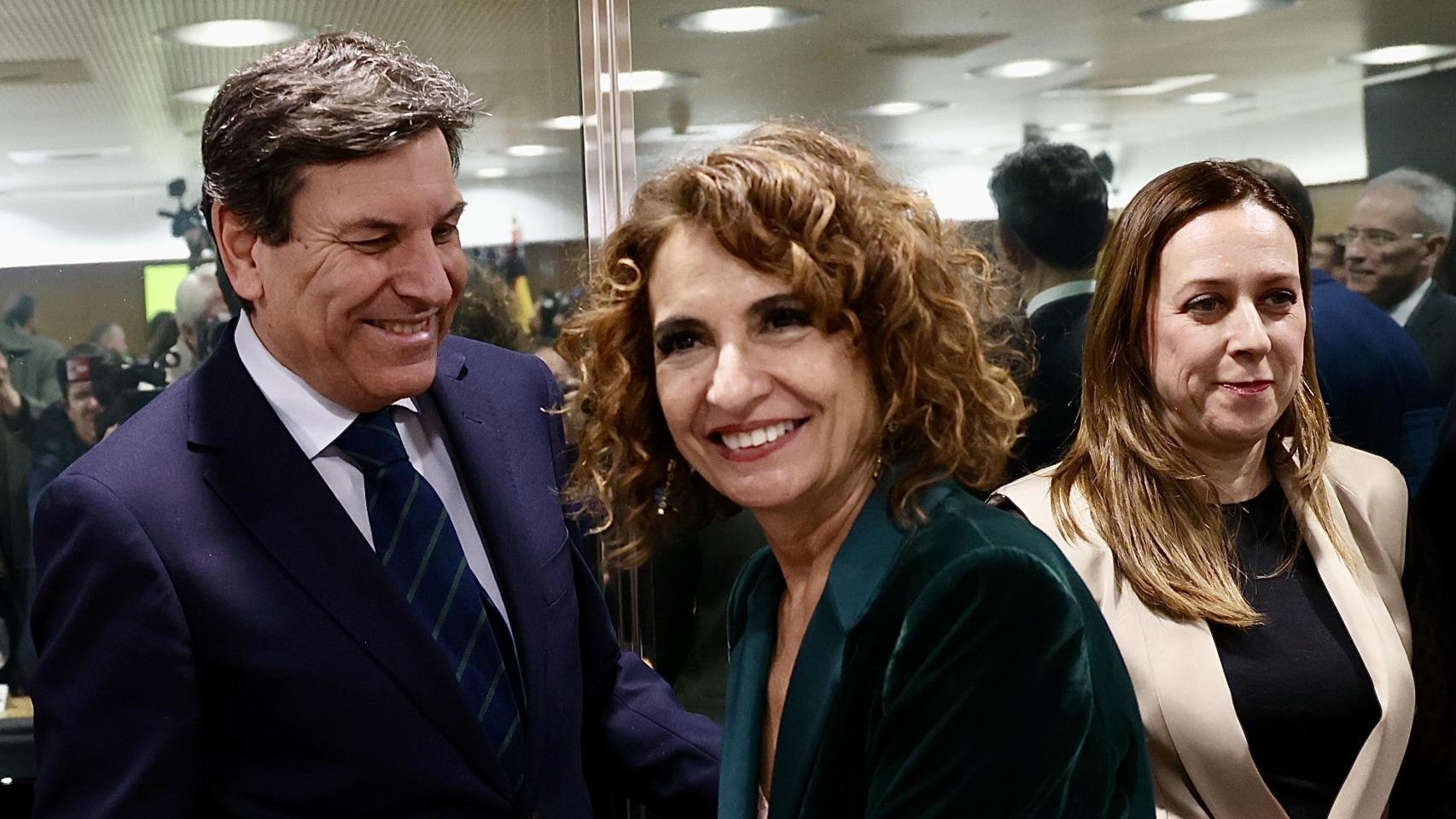 La ministra de Hacienda, María Jesús Montero, y el consejero de Economía y Hacienda y portavoz de la Junta de Castilla y León, Carlos Fernández Carriedo