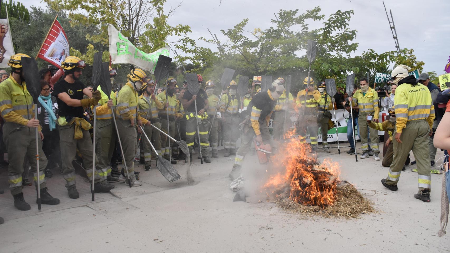 Fuego a las puertas de las Cortes: los bomberos forestales exigen la dimisión de Mañueco y Suárez-Quiñones