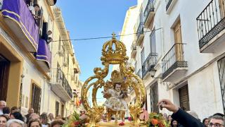 La Virgen de Flores, patrona de Álora, recibe a su nuevo Niño Jesús tras el robo del original hace dos años