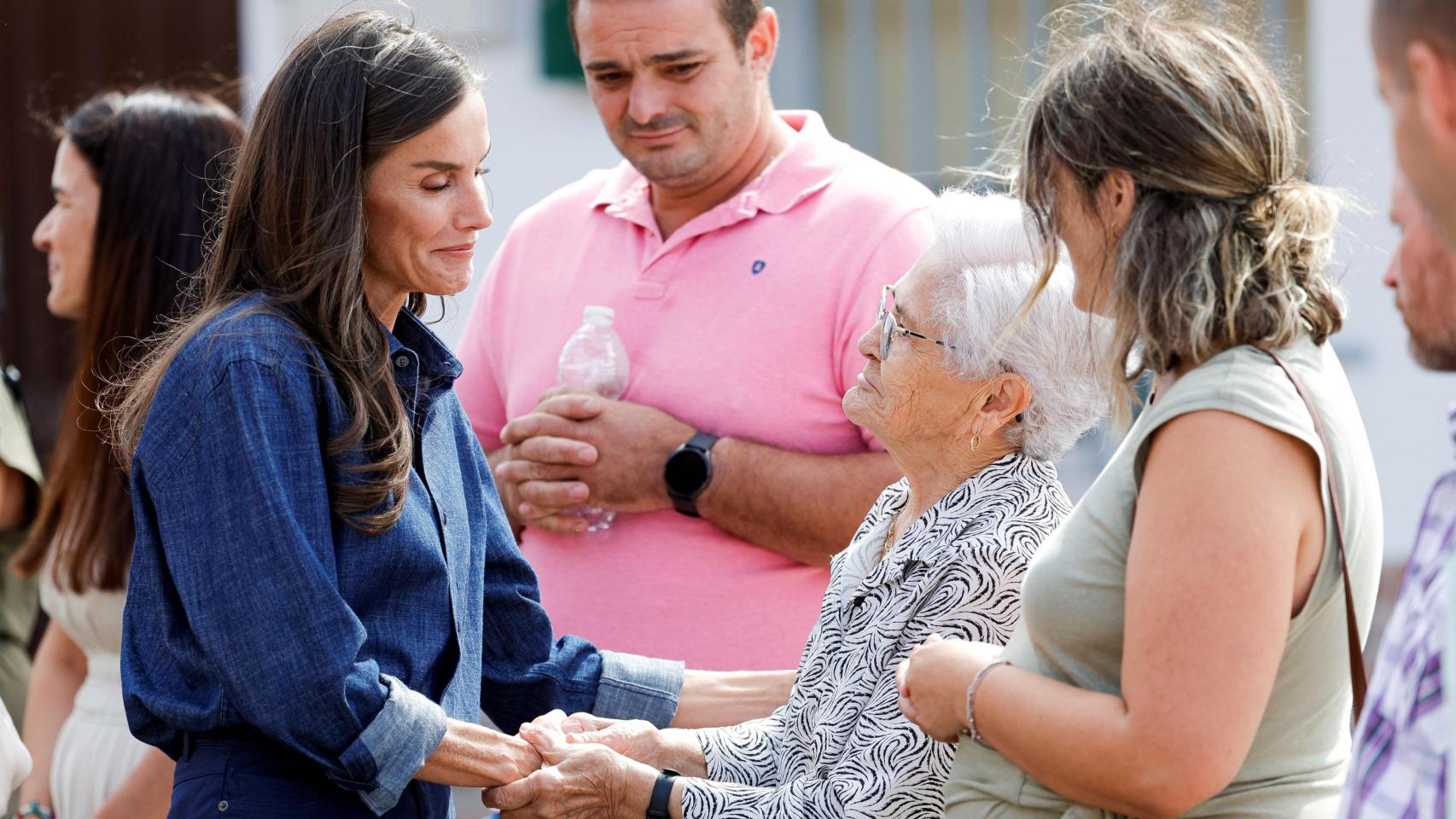 La Reina saluda con cariño a una vecina en Rebollar.