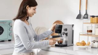Adiós a las cápsulas de café: Xiaomi trae a España una cafetera compacta que prepara espressos como un barista