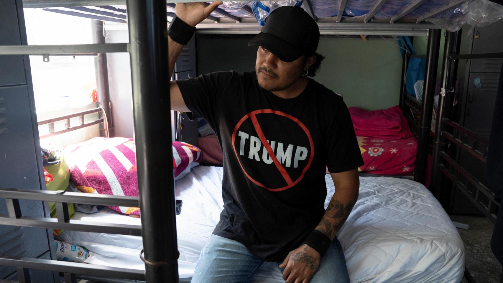 Un migrante mexicano, recientemente deportado tras ser detenido en una redada del Servicio de Inmigración y Control de Aduanas (ICE) de Estados Unidos, se sienta en una cama en un refugio LGBTQ+ en Tijuana, México, el 30 de julio de 2025.