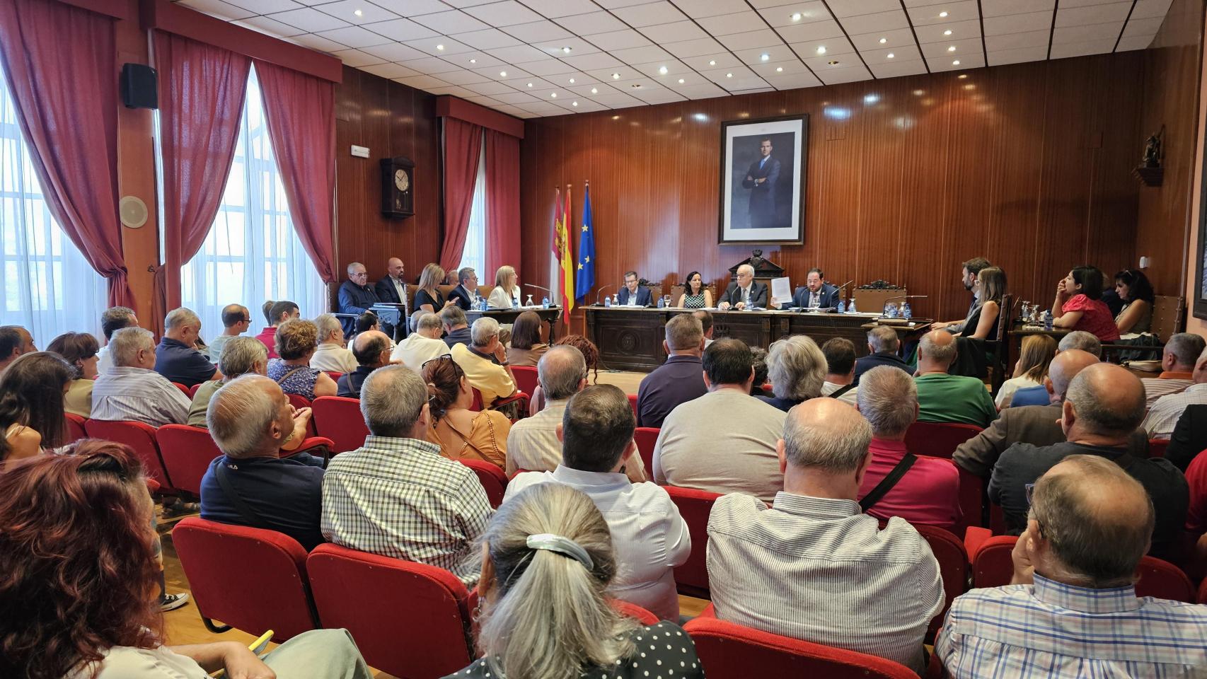 El salón de plenos del Ayuntamiento de Manzanares, repleto de público.