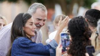 Felipe VI y Letizia derrochan cercanía y mucha complicidad en Extremadura: sus mensajes y los espontáneos 'selfies'