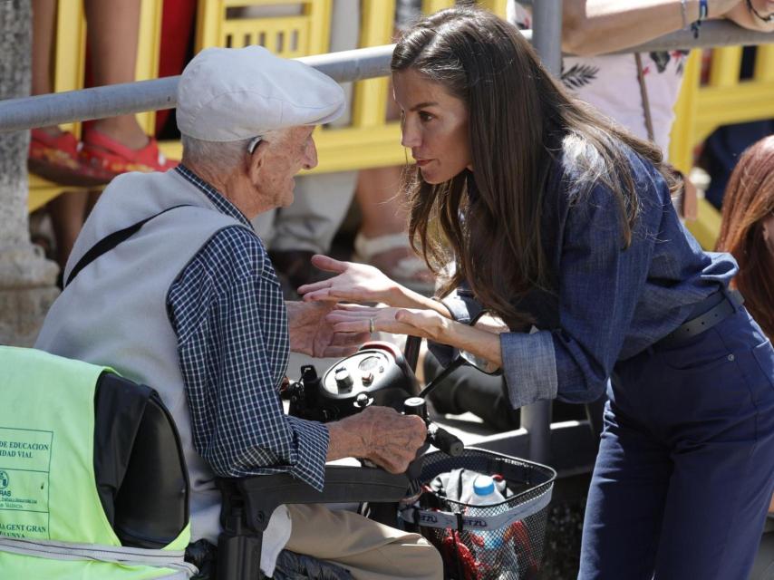 La reina Letizia charla con un vecino durante su visita a algunas de las zonas afectadas por los incendios en Extremadura.