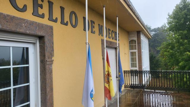 Imagen del ayuntamiento de Moeche con las banderas a media asta.