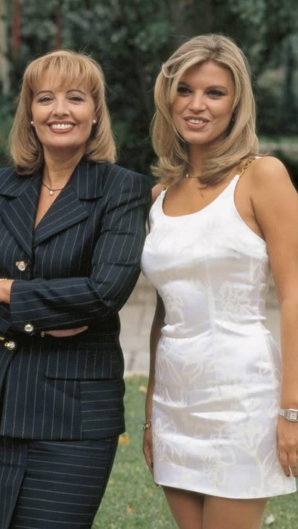 Madre e hija, posando juntos.