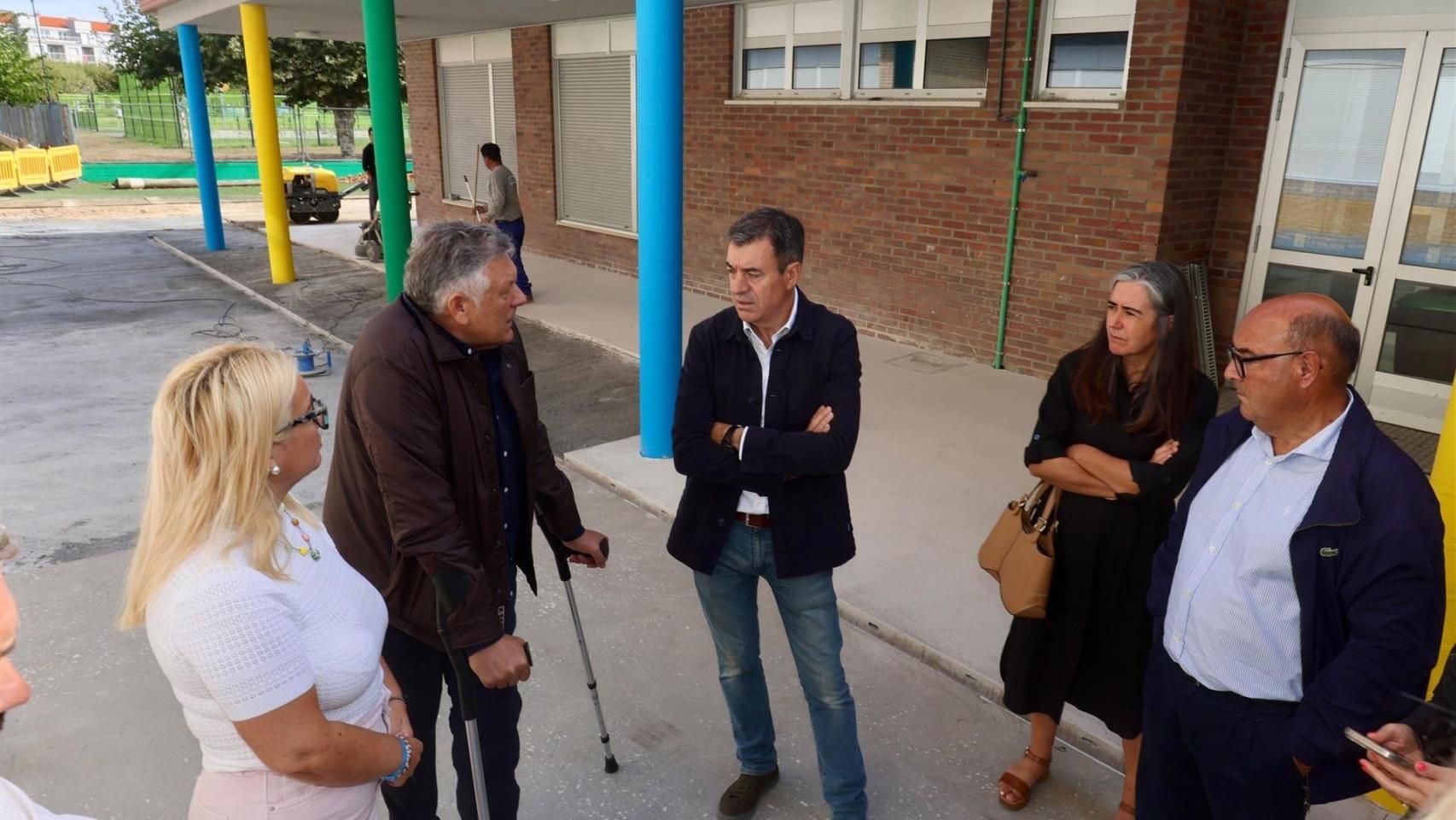 El conselleiro de Educación, Universidades e FP, Román Rodríguez, en su visita a Portonovo, a 30 de agosto de 2025.