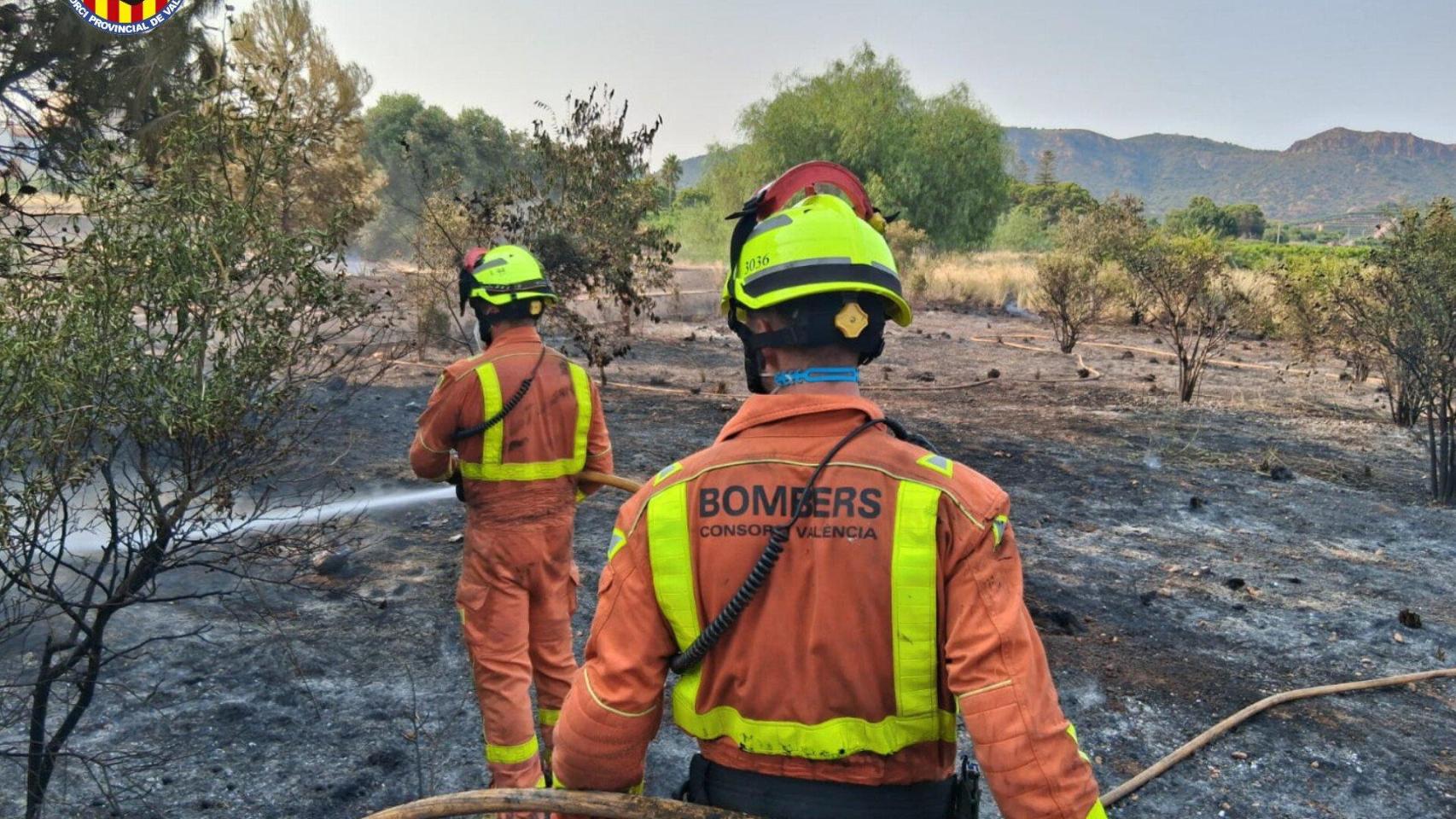 Imagen de archivo de bomberos de Valencia trabajando en un incendio. Bombers Valencia