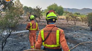 Medios aéreos trabajan en extinguir un incendio forestal en Benimodo (Valencia), con "evolución positiva"