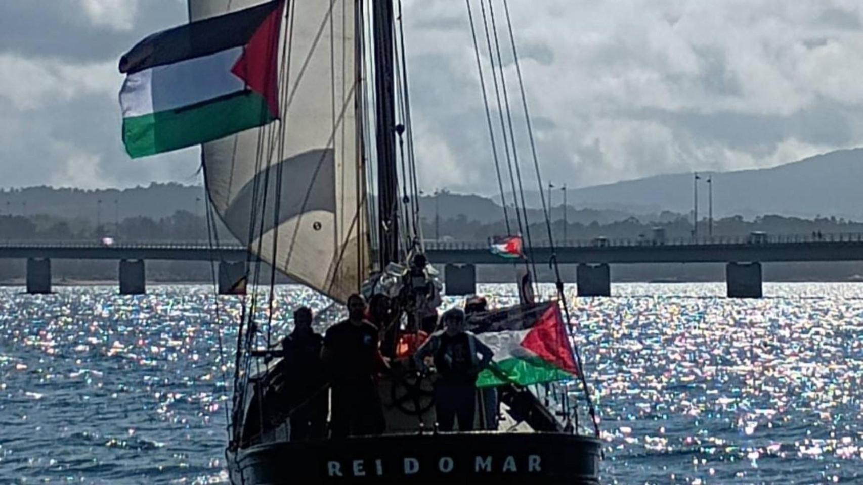 Embarcación en la regata solidaria por Palestina en A Illa de Arousa, a 30 de agosto de 2025.