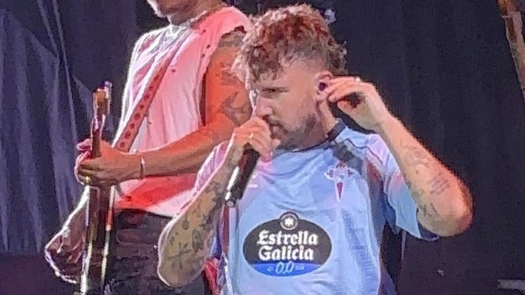 Dani Fernández vestido con la camiseta del Celta.