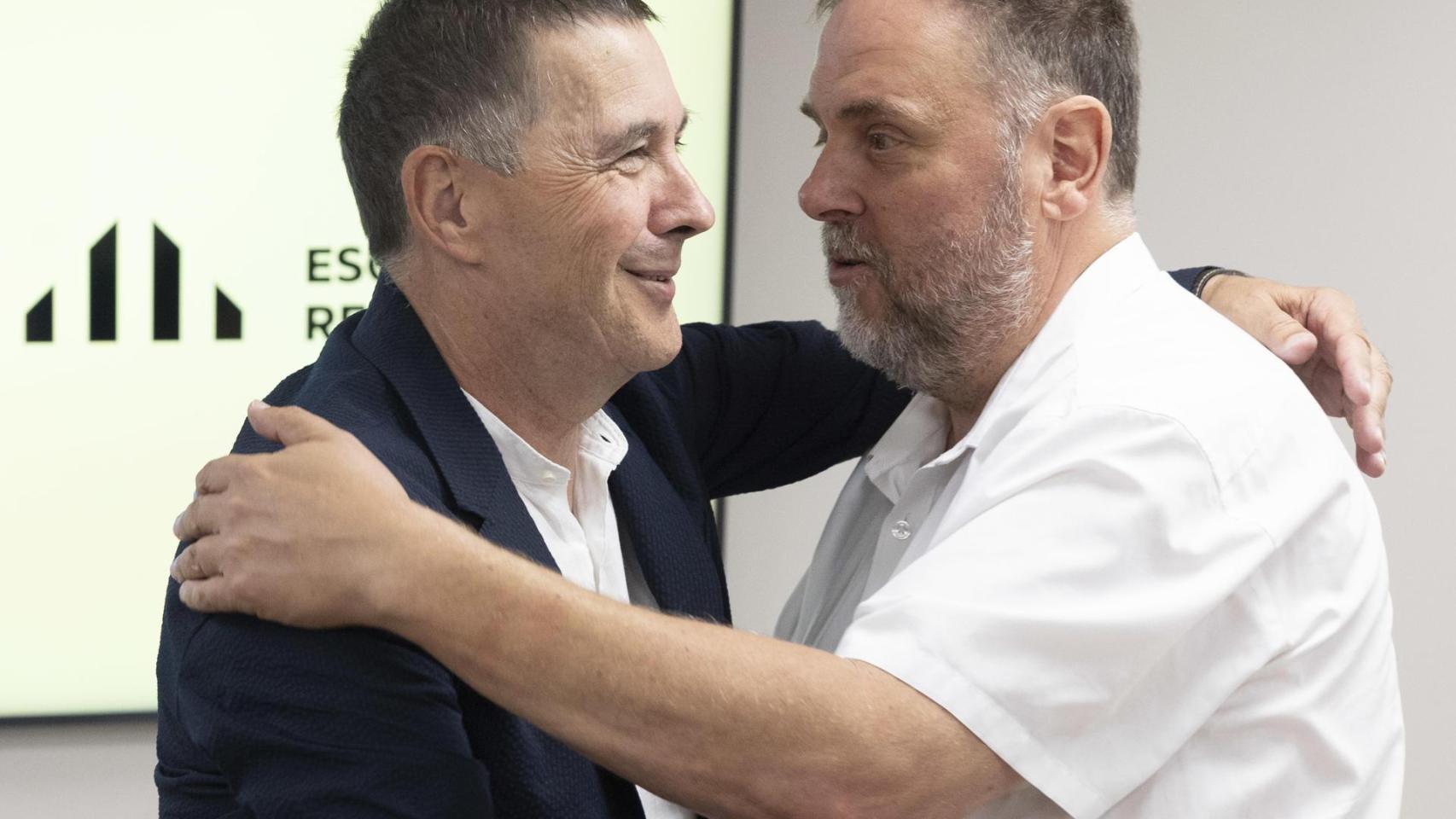 Otegi se erige en coordinador en la sombra del bloque de investidura para mantener vivo al Gobierno de Sánchez