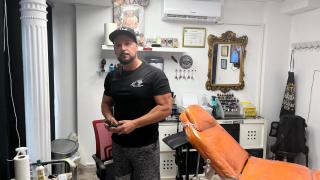 Felix (50 años), tatuador en Zaragoza: "A la gente se le está yendo muchísimo la cabeza por querer hacerse viral"