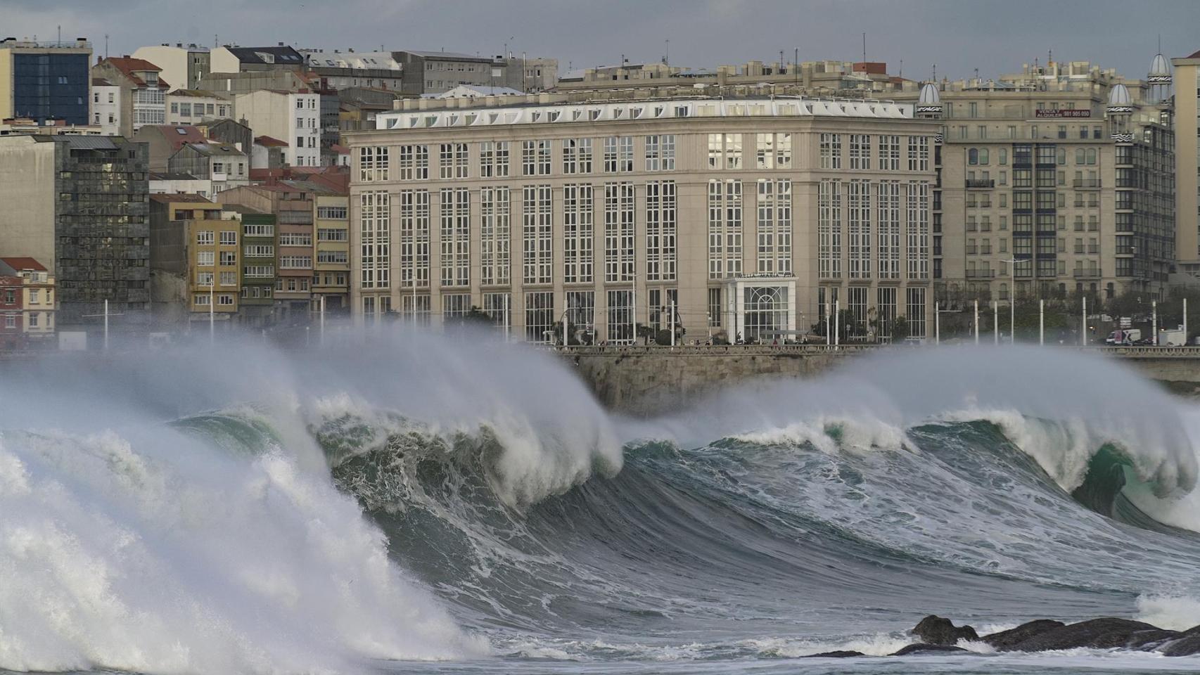 Archivo - Olas superiores a 8 metros en Playas de Riazor y Orzán, en A Coruña, Galicia (España), a 28 de octubre de 2020.