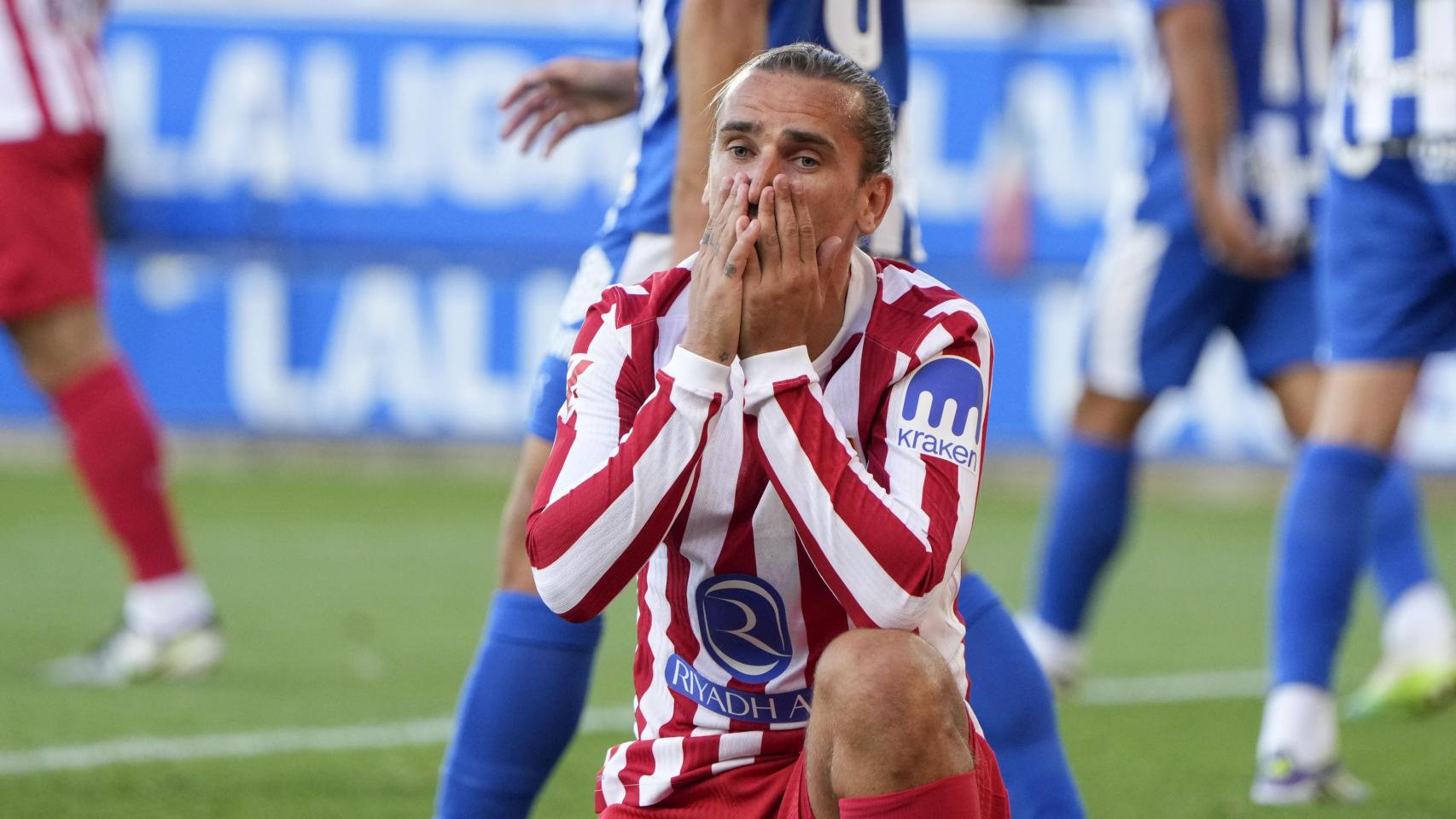Griezmann se lamenta tras fallar una ocasión en el partido ante el Alavés.