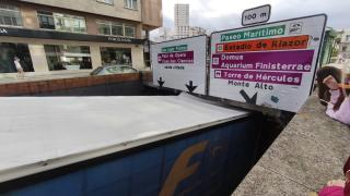 Atascado un camión en el túnel de Juana de Vega, en A Coruña