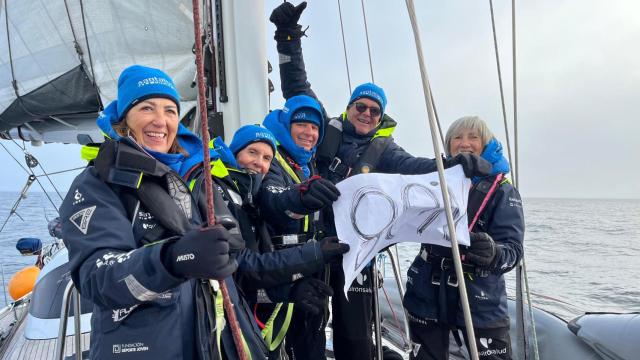 Momento en el que Jesús Torres, Esther Aristieta, Bernardo Negueruela, Merche Carbonell y Amelia Lerma conseguían navegar en el paralelo 80º.