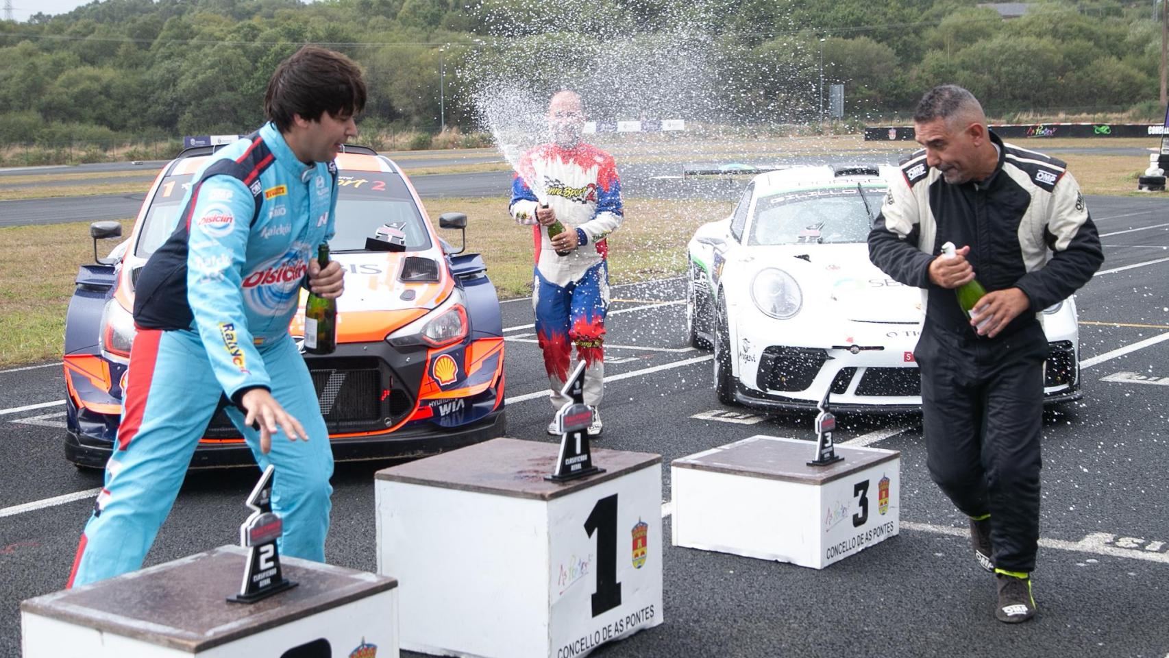 Celebración en el podium.