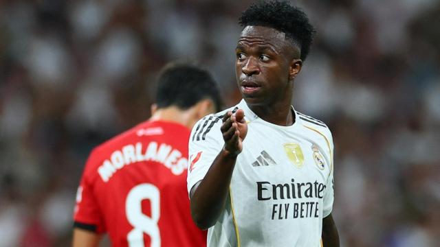Vinicius da instrucciones a sus compañeros durante el partido.