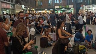 El caos vuelve a Santa Justa en medio del regreso de las vacaciones: "Horas esperando y nadie nos dice nada"