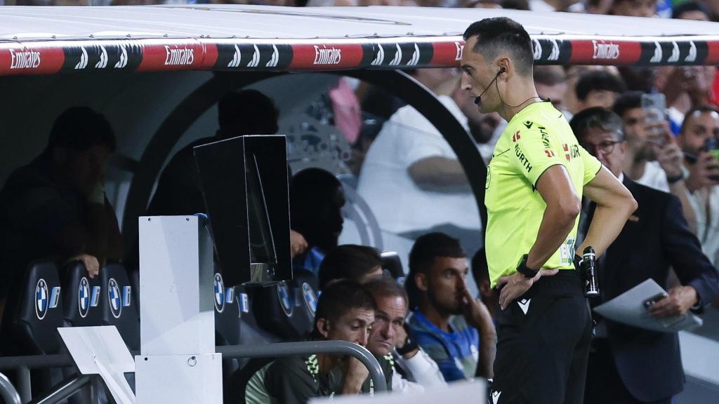 Sánchez Martínez mirando el monitor del VAR en el Santiago Bernabéu