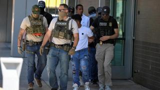 Duro golpe a ICE en California: Legisladores aprueban ley que prohíbe a agentes migratorios usar esta estrategia en redadas