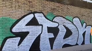 Vuelven a pintar el grafiti de SFDK en Pino Montano que fue borrado a petición vecinal: "La esencia ya se perdió"