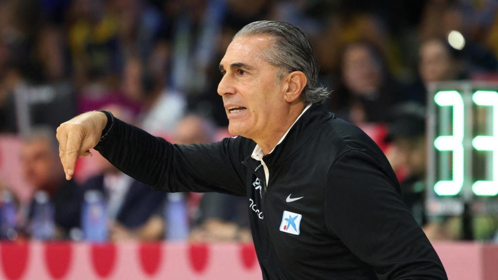 Scariolo da instrucciones a sus jugadores durante el partido ante Bosnia.