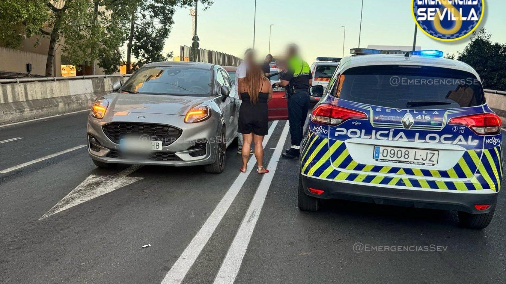 La Policía Local atiende un choque entre tres vehículos en Sevilla.