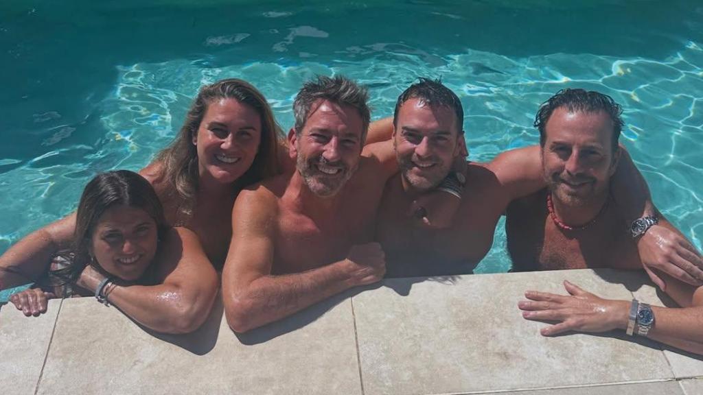 Raúl Prieto, con Carlota Corredera, David Valldeperas y otros amigos en las redes sociales.