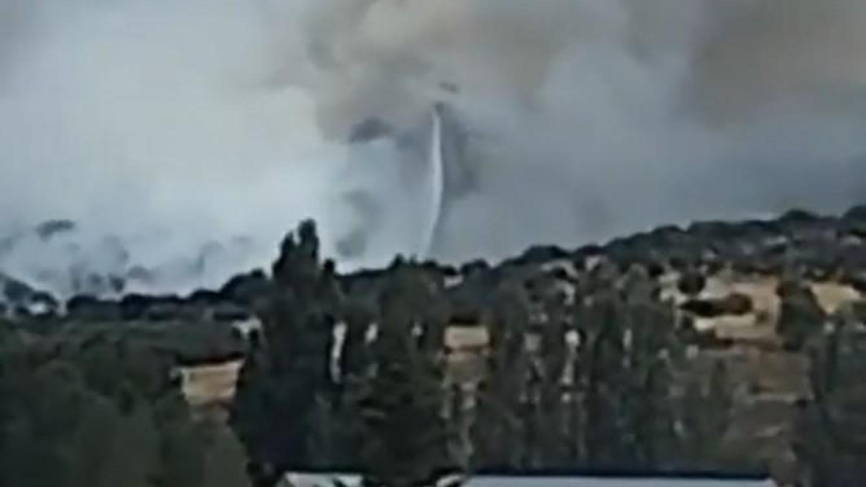 El dispositivo aéreo arroja agua sobre el incendio declarado hoy en Ólvega