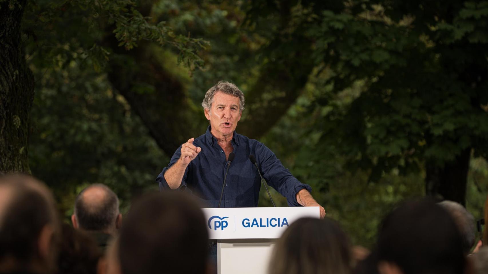 El presidente del Partido Popular, Alberto Núñez Feijóo, interviene durante la inauguración del curso político del PP, en la Carballeira de San Xusto, a 31 de agosto de 2025, en Cerdedo-Cotobade, Pontevedra