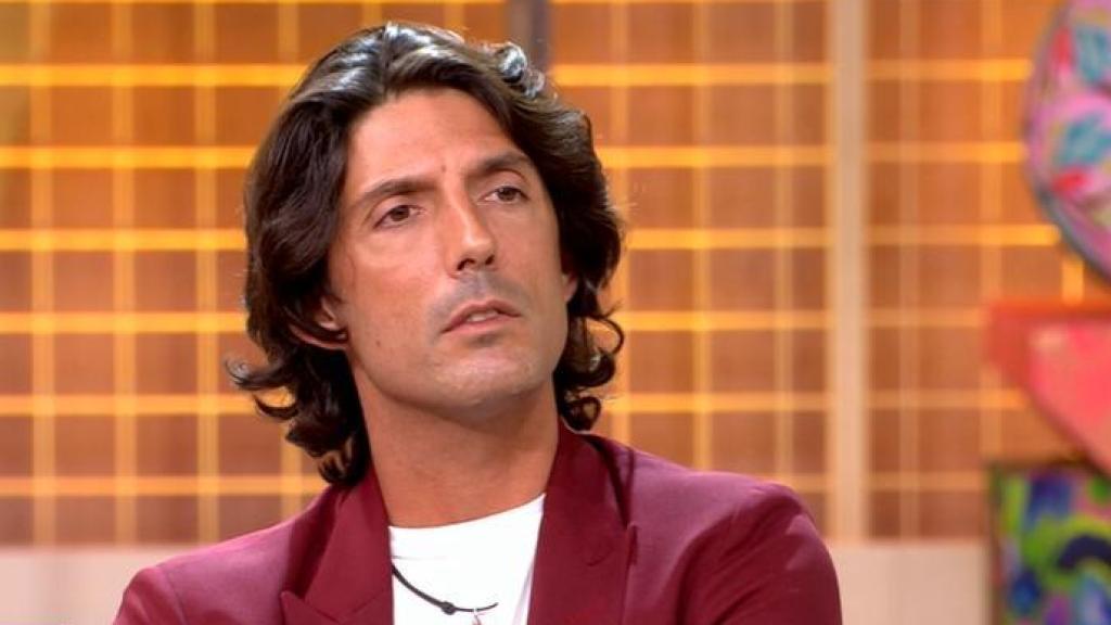 Alejandro, el hijo de María Jiménez, en el set de 'Fiesta'.