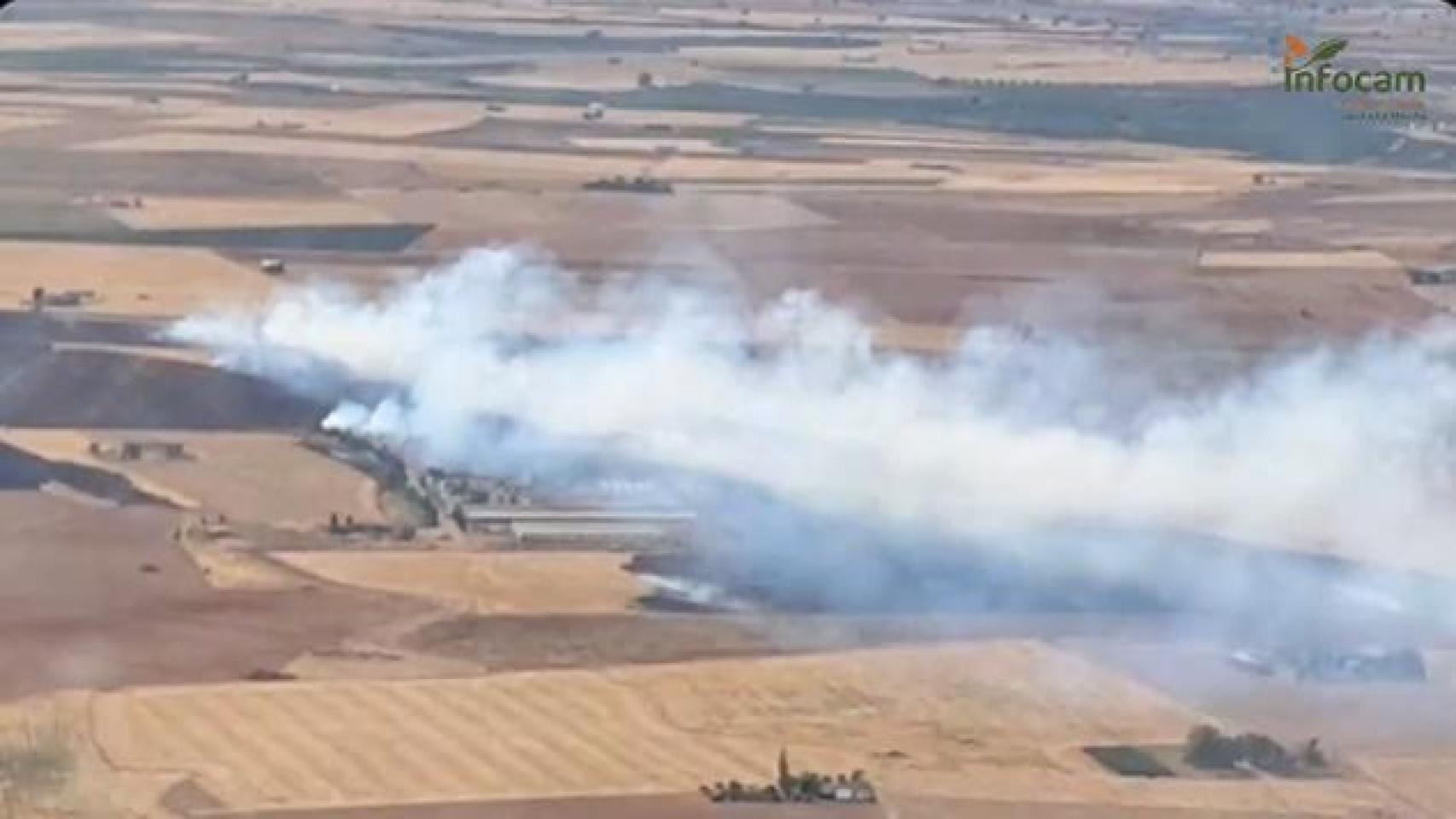 Un incendio obliga a cortar la carretera CM-4107 a la altura de Daimiel (Ciudad Real)