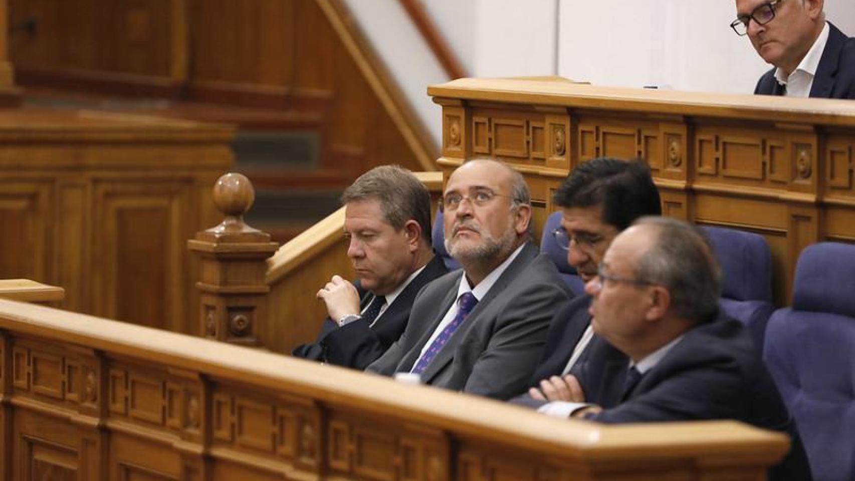 Emiliano García-Page, junto a los vicepresidentes José Luis Martínez Guijarro y José Manuel Caballero, y al Consejero de Hacienda, Administraciones Públicas y Transformación Digital, Juan Alfonso Ruiz Molina, en un pleno de las Cortes de Castilla-La Mancha.